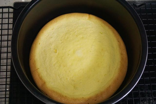 一步步教你用电饭煲做松软蛋糕，步骤详细、制作简单、口感松软